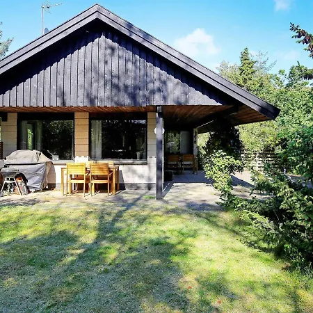 Dom wakacyjny Charming Holiday Home In Zealand With Roofed Terrace *